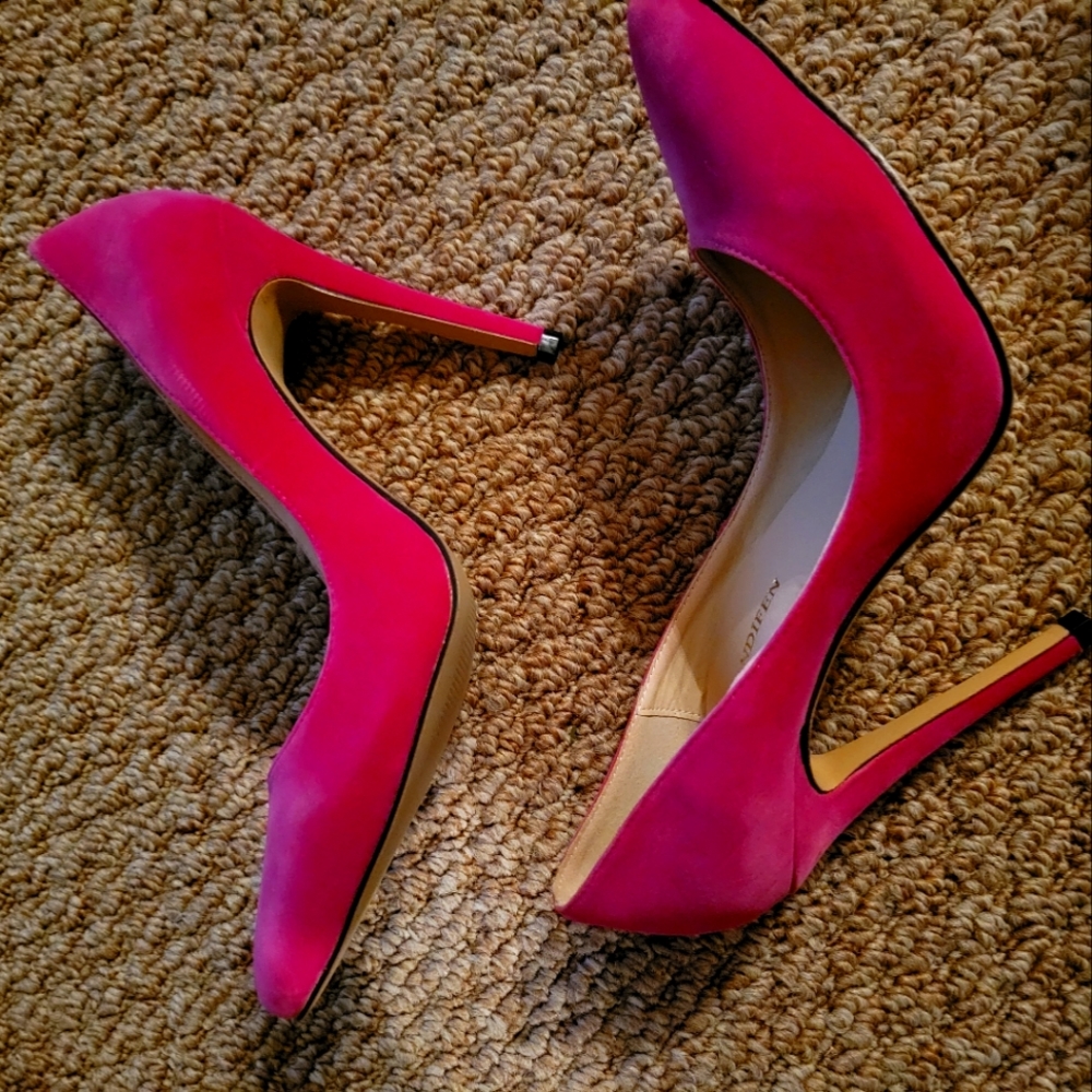 Hot pink 💗 suede stilleto pumps.